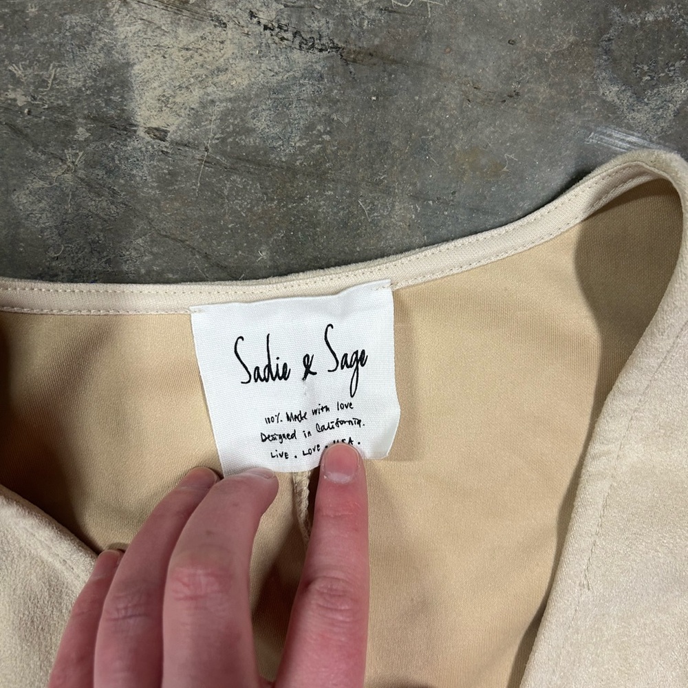 Sadie & Saige Chic Beige Buttoned Vest - Picture 4 of 7